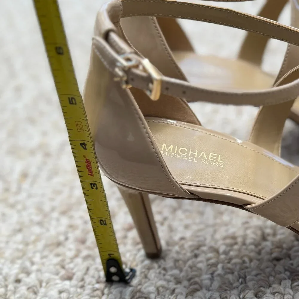 MICHAEL KORS Kinsley‎ Faux Patent Leather Sandal Size 9M Beige Strap